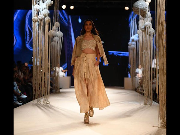  ಖಾದಿ ಪ್ಯಾಂಟ್‌ ಅಂಡ್‌ ಟಾಪ್‌ನಲ್ಲಿ ಡ್ಯಾಶಿಂಗ್ ಲುಕ್‌ 