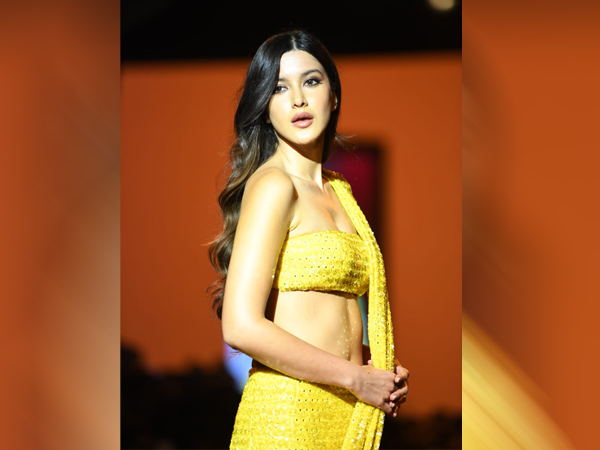 Lakme Fashion Week 2023 : Actress Athiya Shetty and Shanaya Kapoor Walk In this Sizzling Dress