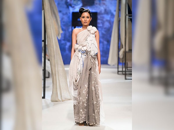 ಸೀರೆ ಉಟ್ಟಿದ್ದಾ, ಸುತ್ತಿದ್ದಾ? ಸೀರೆ ಉಟ್ಟಿದ್ದಾ, ಸುತ್ತಿದ್ದಾ?