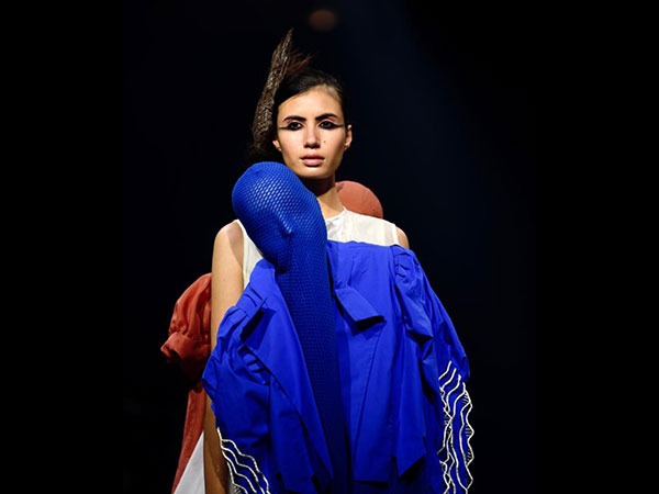  ಬ್ಲೂ-ವೈಟ್ ಕಾಂಬಿನೇಷನ್‌ಗೆ ವೈಟ್‌ ಥ್ರೆಡ್‌'