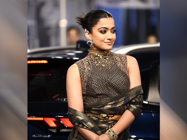 ಬ್ಲ್ಯಾಕ್ ಸೀರೆಗೆ ಮ್ಯಾಚಿಂಗ್ ಗೋಲ್ಡನ್ ಟಾಪ್ ಬ್ಲ್ಯಾಕ್ ಸೀರೆಗೆ ಮ್ಯಾಚಿಂಗ್ ಗೋಲ್ಡನ್ ಟಾಪ್