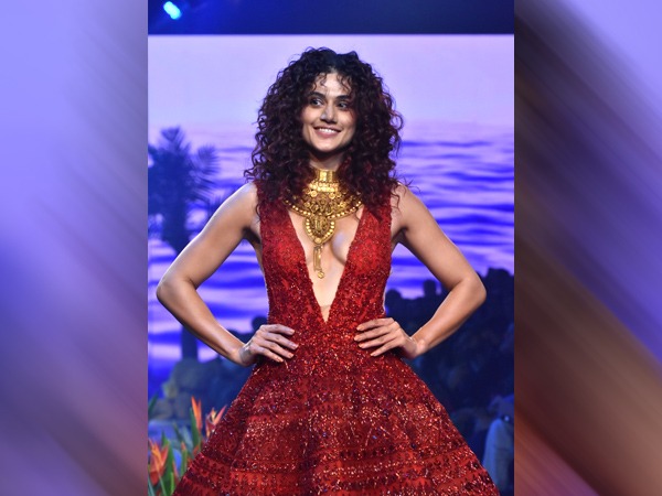 ಶಿಮ್ಮರಿಂಗ್ ರೆಡ್ವೈನ್ ಲುಕ್ನಲ್ಲಿ ತಪಾಸಿ ಪನ್ನು ಶಿಮ್ಮರಿಂಗ್ ರೆಡ್ವೈನ್ ಲುಕ್ನಲ್ಲಿ ತಪಾಸಿ ಪನ್ನು