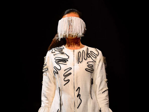 ವೈಟ್‌ ಡ್ರೆಸ್‌ಗೆ ಥ್ರೆಡ್‌ ವಿನ್ಯಾಸ