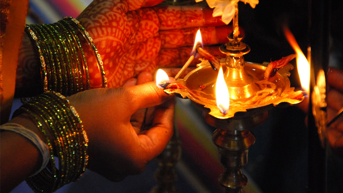 Keep These 5 Things in Mind While Lighting a Lamp to God in Kannada Keep These 5 Things in Mind While Lighting a Lamp to God in Kannada