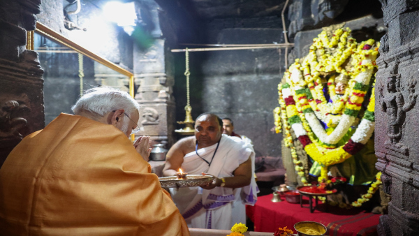 Modi Visits Lepakshi Temple