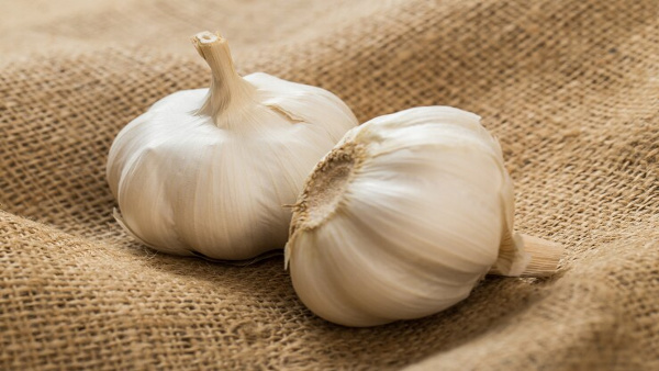 Do You Keep A Garlic Under Pillow