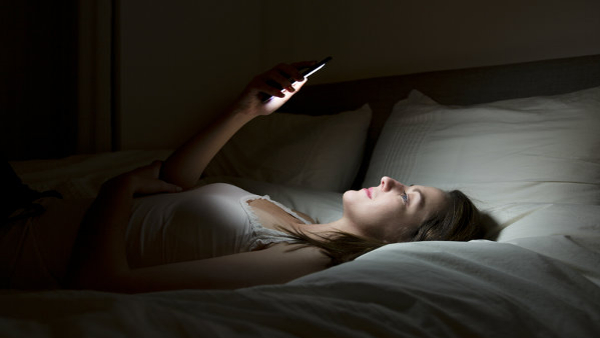 Do You Use Mobile In Bed In Early Morning Tips To Quit