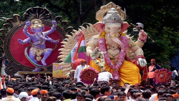 Donation Of 50 Lakh To Lalabagh Ganap On The First Day Donation Of 50 Lakh To Lalabagh Ganap On The First Day