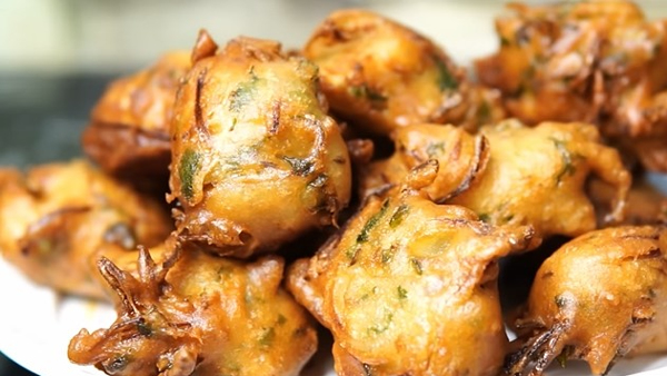 How To Make Onion Bajji Snacks At Home In Kannada