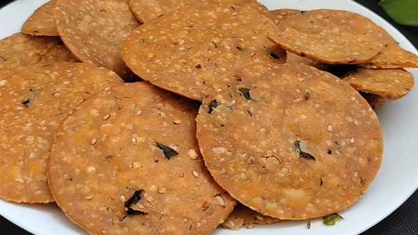 How To Make Masala Nippattu For This Monsoon At Home In Kannada