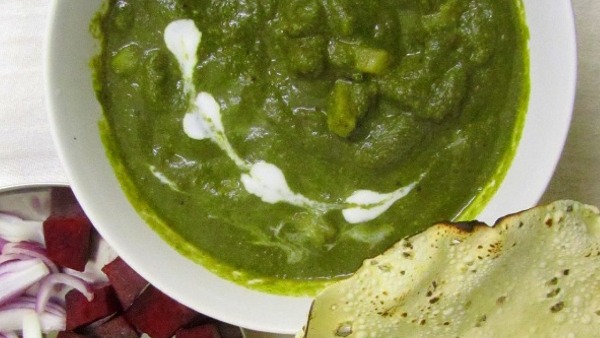 How to Make Dhaba Style Aloo Palak Gravy Recipe