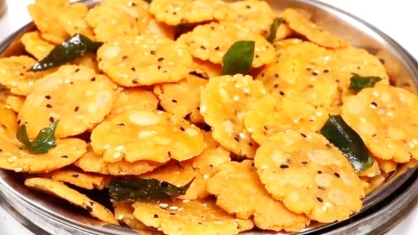 How To Make Rice Flour Nippattu At Home In Kannada