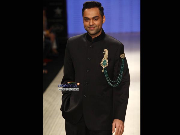 വരനും വേണ്ടേ ഫാഷന്‍ വസ്ത്രം?