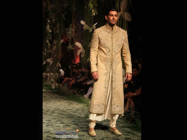 വരനും വേണ്ടേ ഫാഷന്‍ വസ്ത്രം?