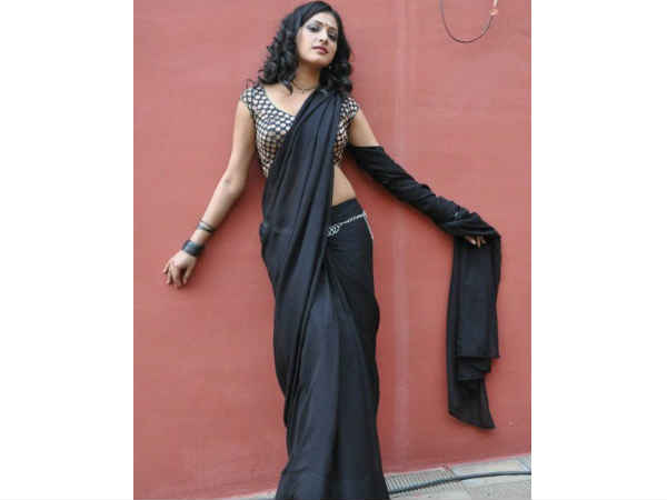 താരങ്ങള്‍ കറുത്ത സാരിയില്‍