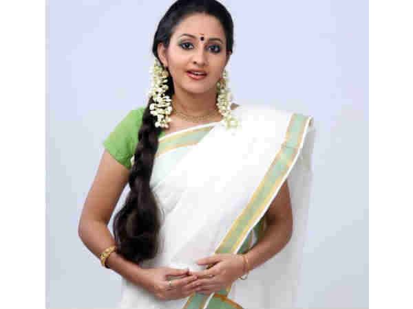 മലയാളത്തനിമയില്‍ താരസുന്ദരിമാര്‍