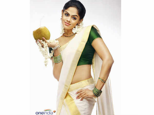 മലയാളത്തനിമയില്‍ താരസുന്ദരിമാര്‍