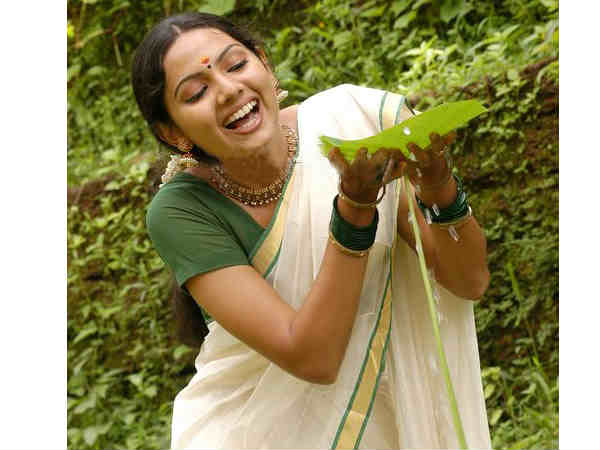 മലയാളത്തനിമയില്‍ താരസുന്ദരിമാര്‍