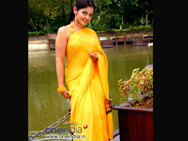 താരസുന്ദരിമാര്‍ സാരിയില്‍