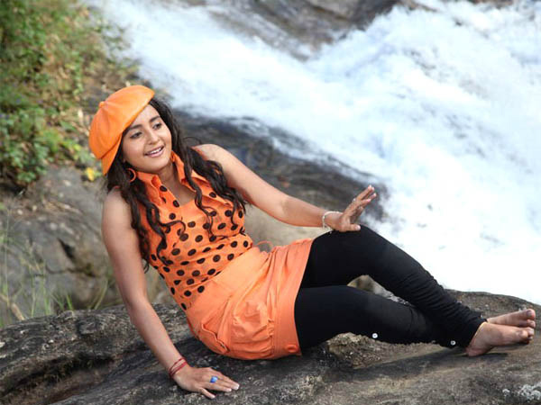 നാടനായും മോഡേണായും താരസുന്ദരിമാര്‍