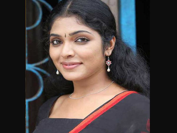 നാടനായും മോഡേണായും താരസുന്ദരിമാര്‍