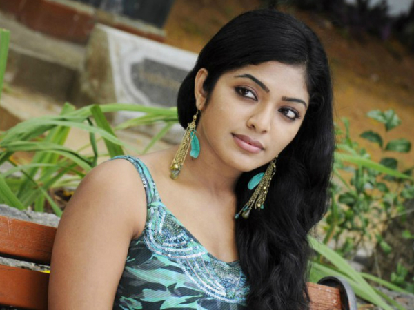 നാടനായും മോഡേണായും താരസുന്ദരിമാര്‍