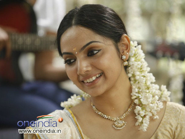 നാടനായും മോഡേണായും താരസുന്ദരിമാര്‍