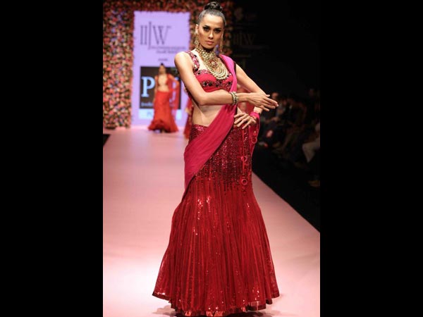 ചുവപ്പും പിങ്കും ലെഹംഗ 