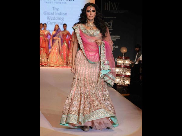 പീച്ച് നിറത്തില്‍ലെഹംഗ 