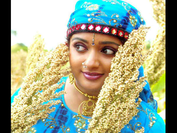 നീല നിറത്തിലുള്ള വ്യത്യസ്തമായ വസ്ത്രത്തില്‍ 