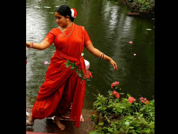 വിവര്‍മ ചിത്രത്തെ അനുസ്മരിപ്പിക്കുന്ന രീതിയില്‍ 