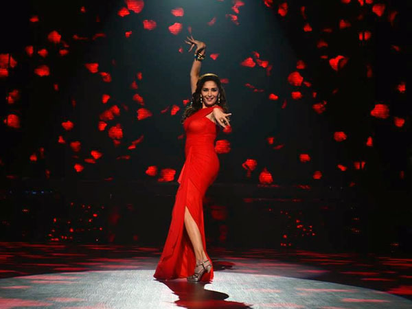 ചുവന്ന ഗൗണില്‍ 