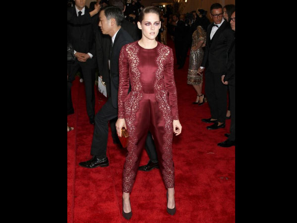 ക്രിംപ്സണ് ജമ്പ് സ്യൂട്ട്. ക്രിംപ്സണ് ജമ്പ് സ്യൂട്ട്.