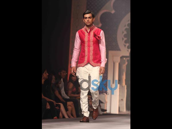 ഐഎഫ്ബിഡബ്ല്യൂ, രാഘവേന്ദ്ര റാത്തോഡ് കളക്ഷന്‍സ്