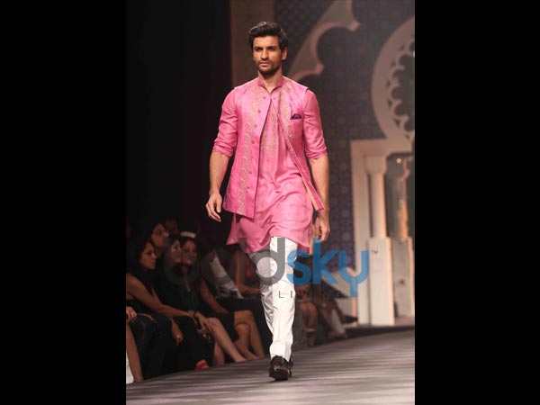 ഐഎഫ്ബിഡബ്ല്യൂ, രാഘവേന്ദ്ര റാത്തോഡ് കളക്ഷന്‍സ്