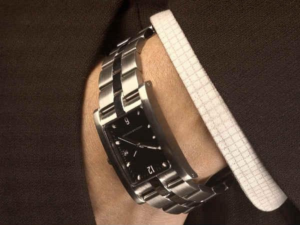 ഇണങ്ങാത്ത വസ്‌ത്രങ്ങള്‍