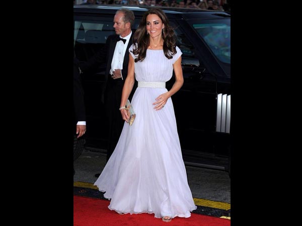 വെള്ള നിറത്തിലെ ഗൗണില്‍ 