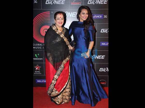 സോനാക്ഷി , അമ്മ