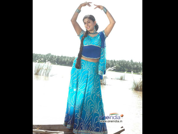 ടോപ്പിലും സ്‌കര്‍ട്ടിലും 