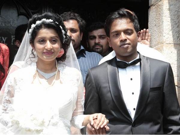 വെളുത്ത നിറത്തിലെ ഗൗണ്‍