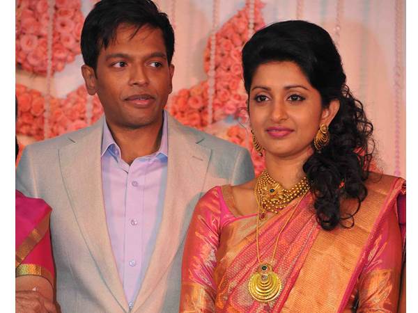 ചുവന്ന പട്ടുസാരിയില്‍