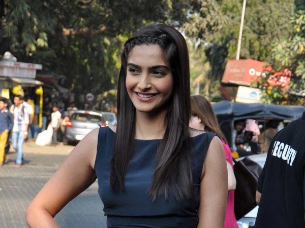 മുന്‍ഭാഗം മെടഞ്ഞിട്ട മുടി 