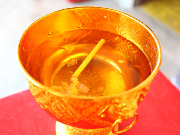 പിച്ചളപാത്രത്തിലോ വെള്ളിപാത്രത്തിലോ വെള്ളമൊഴിച്ച്