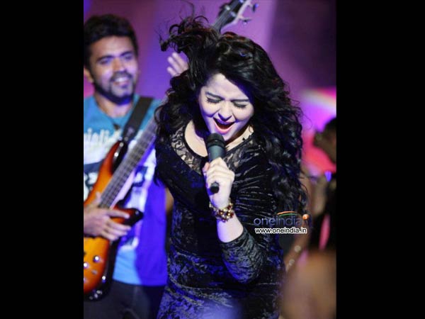 റോമയെ വിവിധ വസ്ത്രങ്ങളില്‍ കാണൂ 