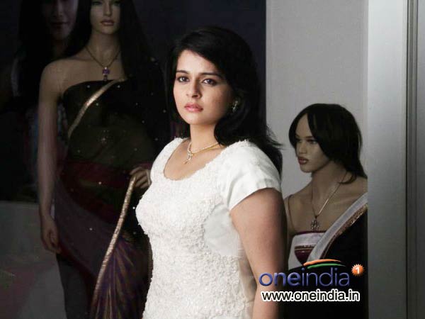 റോമയെ വിവിധ വസ്ത്രങ്ങളില്‍ കാണൂ 