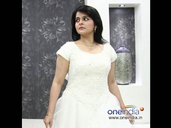 റോമയെ വിവിധ വസ്ത്രങ്ങളില്‍ കാണൂ 