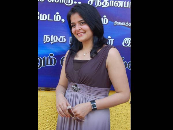 റോമയെ വിവിധ വസ്ത്രങ്ങളില്‍ കാണൂ 