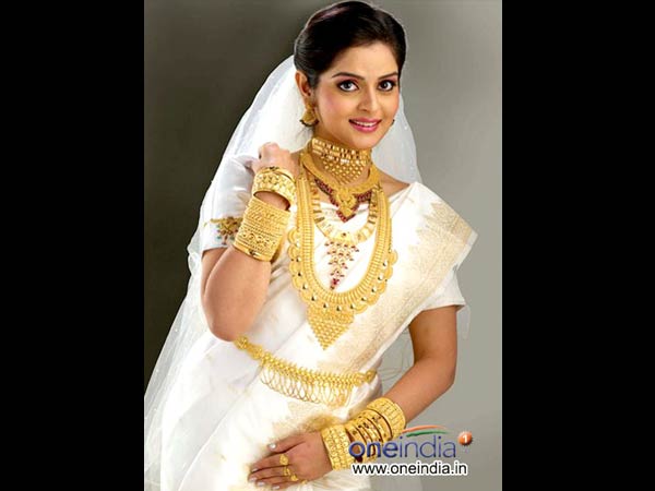 റോമയെ വിവിധ വസ്ത്രങ്ങളില്‍ കാണൂ 