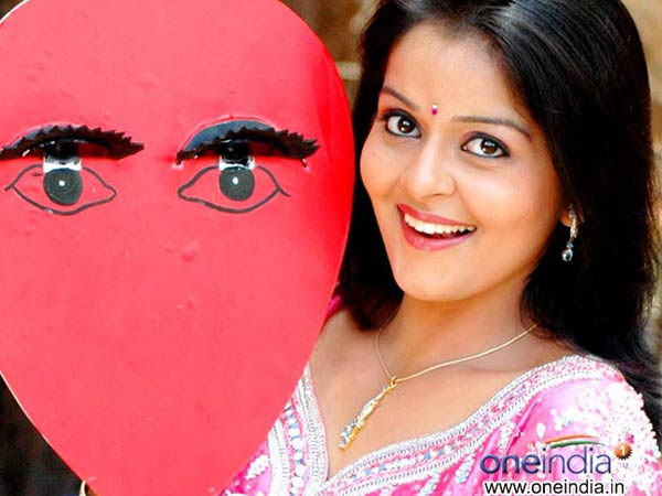 റോമയെ വിവിധ വസ്ത്രങ്ങളില്‍ കാണൂ 