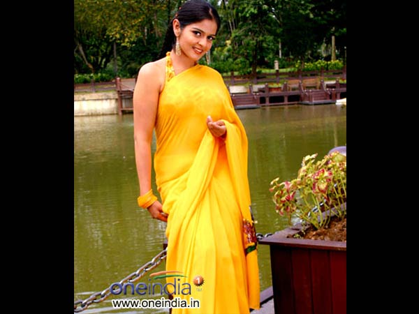 റോമയെ വിവിധ വസ്ത്രങ്ങളില്‍ കാണൂ 